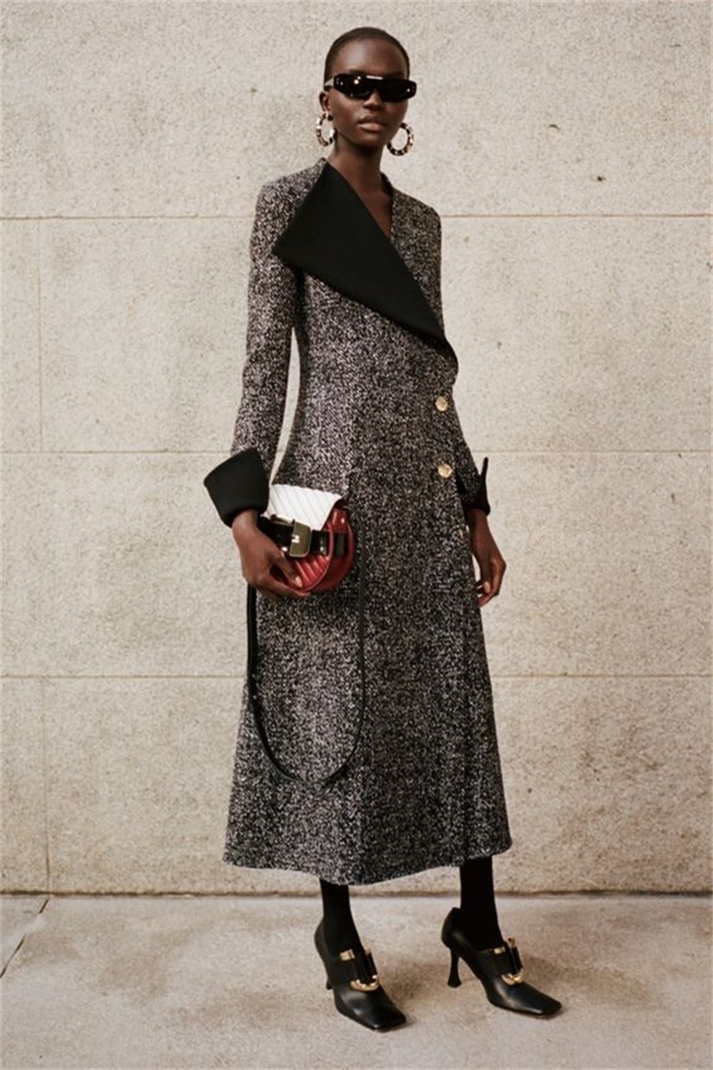 Women Formal Wear Designers - Abrigo largo a rayas de diseñador